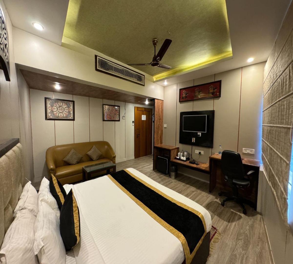 Hotel Runway Inn Pura Raghunāth Esterno foto