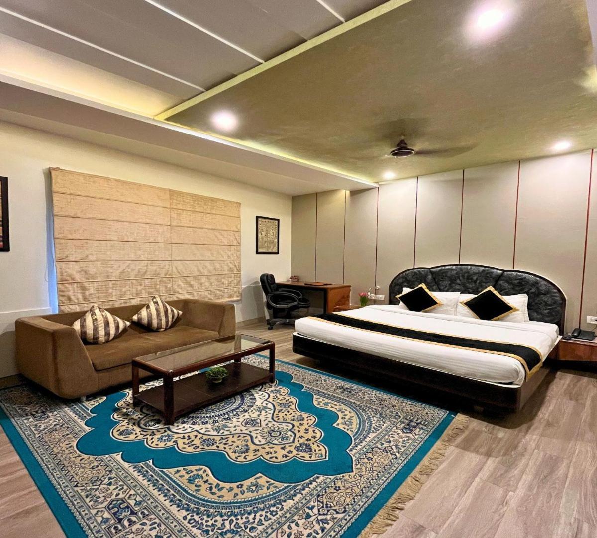 Hotel Runway Inn Pura Raghunāth Esterno foto