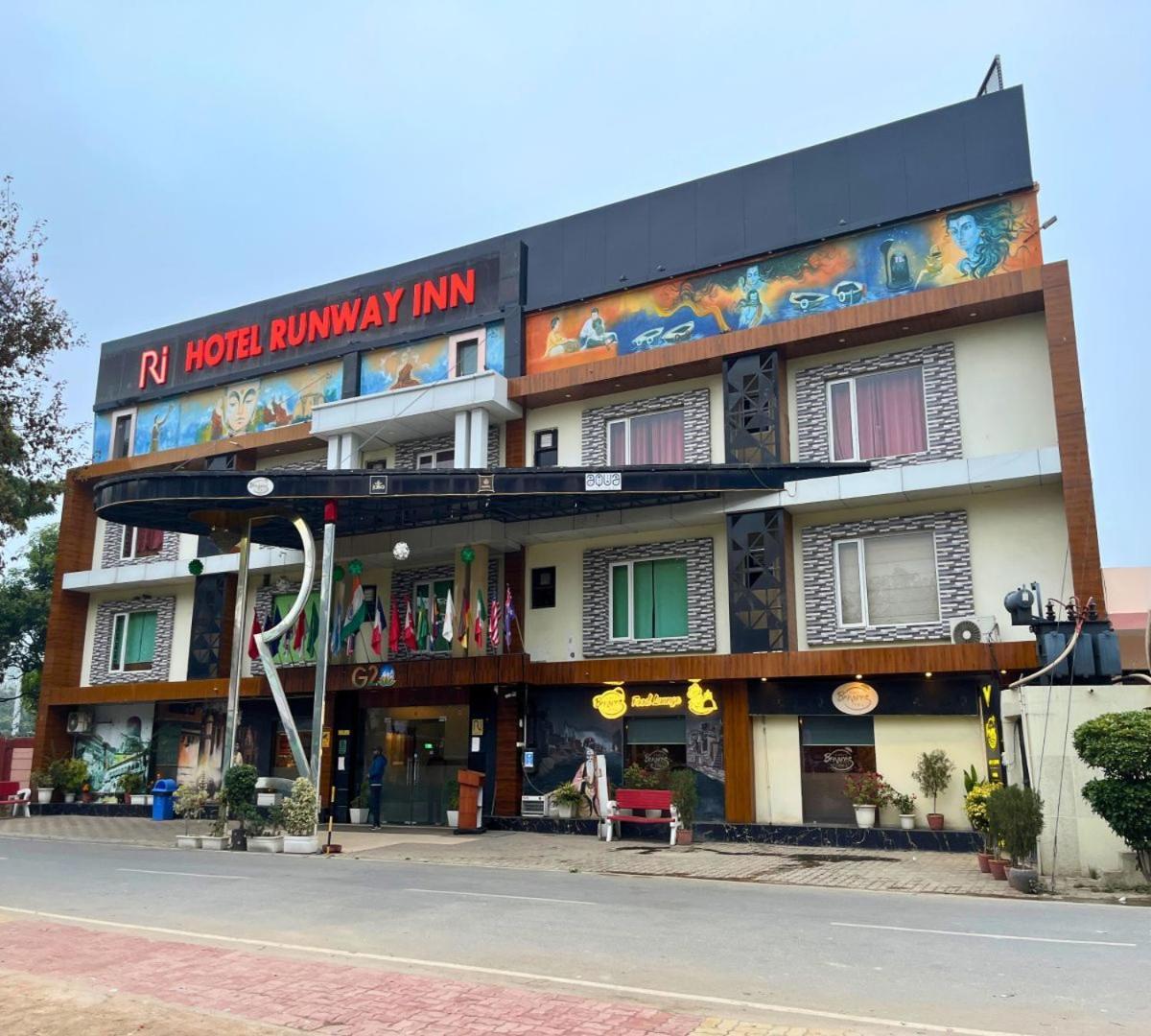 Hotel Runway Inn Pura Raghunāth Esterno foto