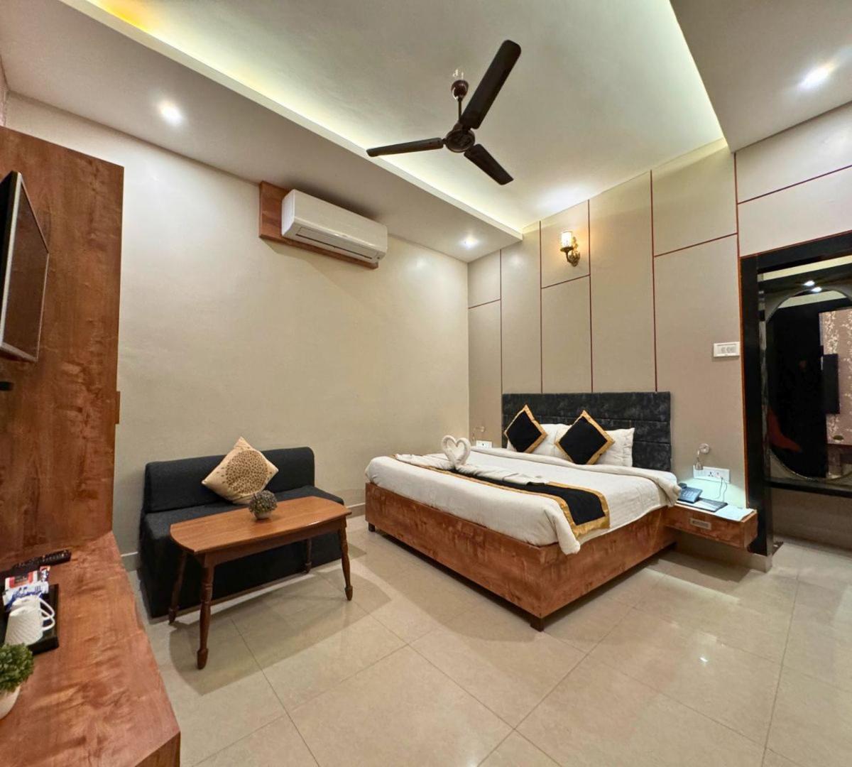 Hotel Runway Inn Pura Raghunāth Esterno foto