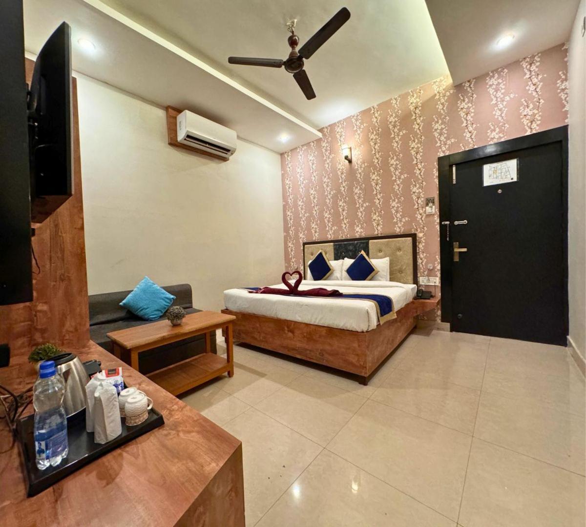 Hotel Runway Inn Pura Raghunāth Esterno foto